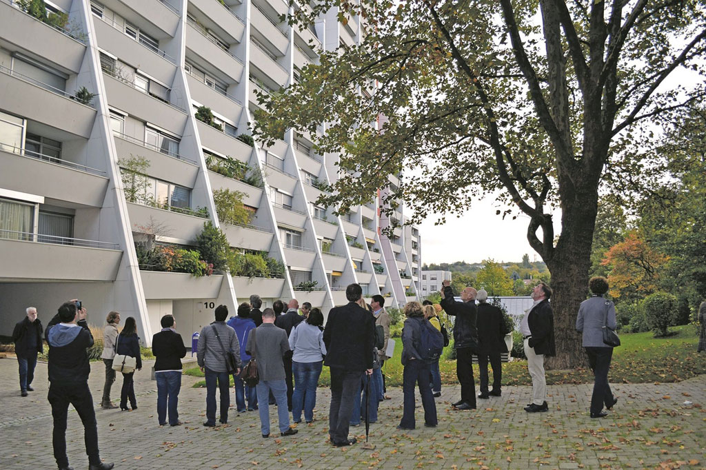 Gruppe vor einem Gebäude.