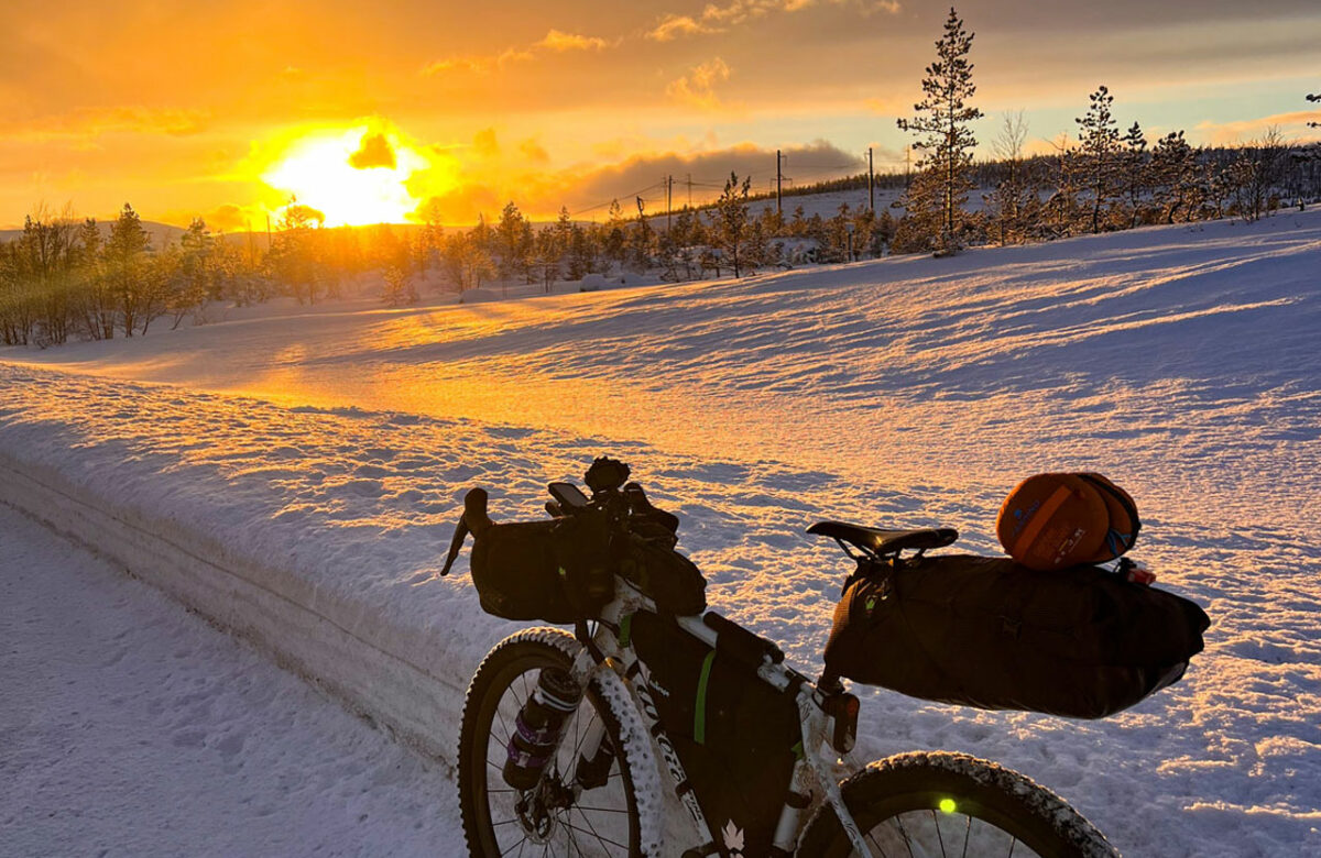 Extremsportler Omar di Felice fährt mit dem Bike von Kamschatka nach Alaska