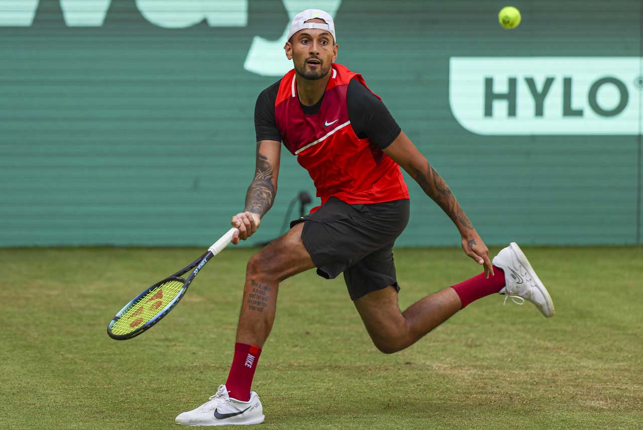 Nick Kyrgios schlägt beim Jubiläumsturnier in HalleWestfalen auf