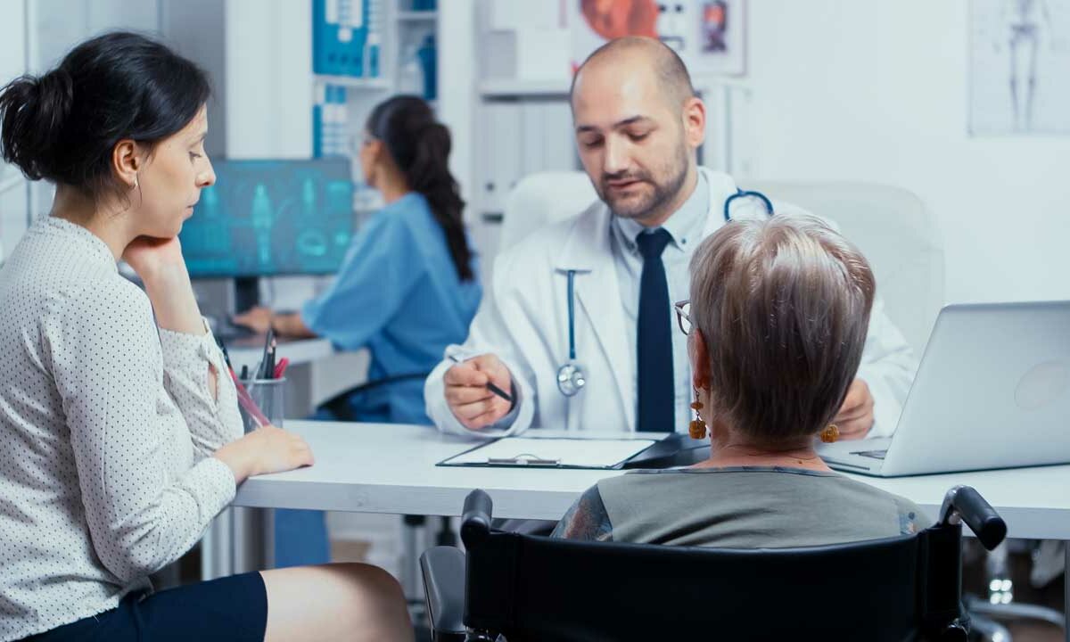 Patientin mit Tochter bei der Klinikaufnahme