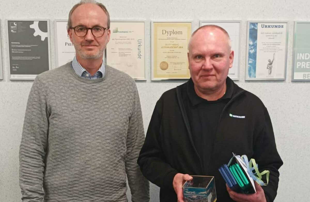 Dr. Marc Vathauer (l.) dankt Thomas Noll (r.)