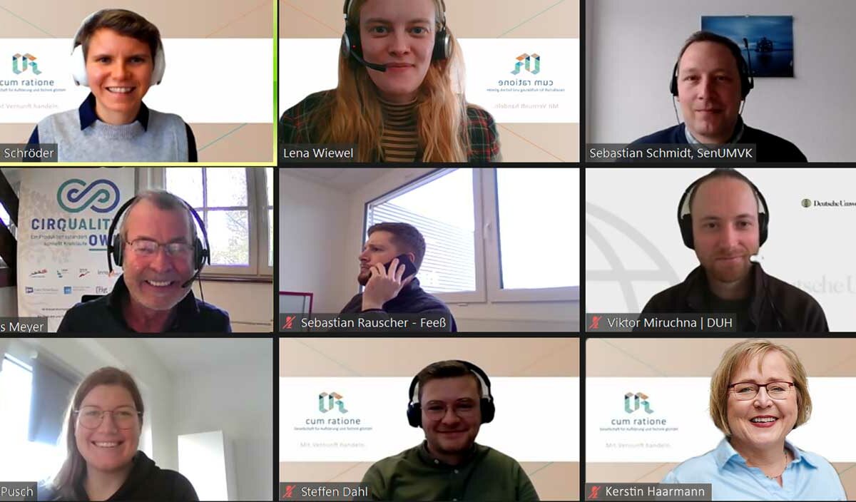 Baustoffrecycling und Bauen Videokonferenz mit neun Teilnehmern auf dem Monitor.