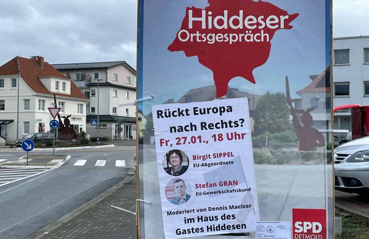 Hiddesen: Plakat am Strassenrand.