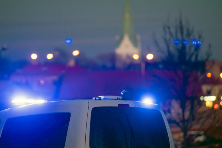 Polizeiauto und im Hintergrund Nachthimmel und Kirchturm.